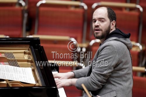 Russische Pianist Kirill Gerstein gastiert in Begleitung des Gürzenich-Orchester Köln unter der Leitung des amerikanischen Dirigenten James Gaffigan in der Philharmonie Köln (&copy; Thomas Brill)