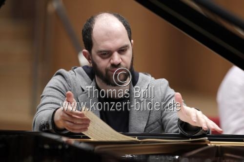 Russische Pianist Kirill Gerstein gastiert in Begleitung des Gürzenich-Orchester Köln unter der Leitung des amerikanischen Dirigenten James Gaffigan in der Philharmonie Köln (© Thomas Brill)