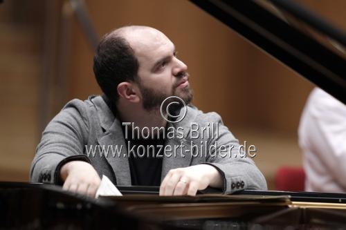 Russische Pianist Kirill Gerstein gastiert in Begleitung des Gürzenich-Orchester Köln unter der Leitung des amerikanischen Dirigenten James Gaffigan in der Philharmonie Köln (© Thomas Brill)