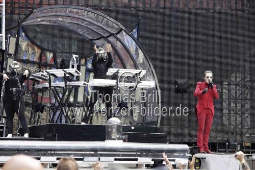 Schwedische Heavy-Metal-Band Ghost gastiert auf ihrer „Prequelle“-Tour im RheinEnergieStadion Köln (© Thomas Brill)