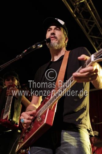 Amerikanische Alternative-Country-Band Giant Giant Sand gastiert auf ihrer 