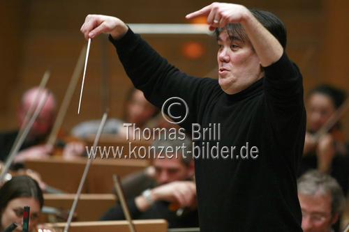 Amerikanische Dirigent Alan Gilbert leitet das NDR Sinfonieorchester in der Philharmonie Köln (© Thomas Brill)