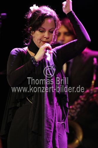 Brasilianische Sängerin und Liedermacherin Bebel Gilberto gastiert auf ihrer 