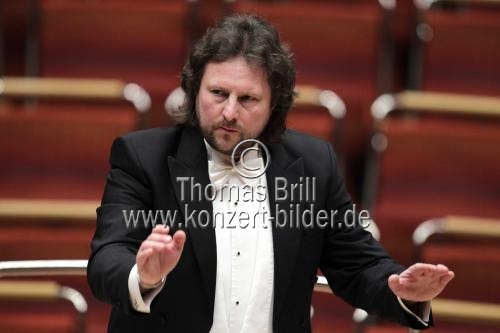 Russische Dirigent Juri Gilbo leitet die Russische Kammerphilharmonie St. Petersburg in der Philharmonie Köln (© Thomas Brill)