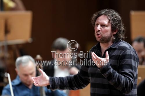 Russische Dirigent Juri Gilbo leitet die Russische Kammerphilharmonie St. Petersburg in der Philharmonie Köln (© Thomas Brill)