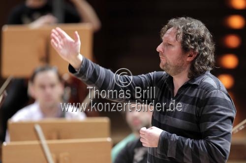Russische Dirigent Juri Gilbo leitet die Russische Kammerphilharmonie St. Petersburg in der Philharmonie Köln (© Thomas Brill)