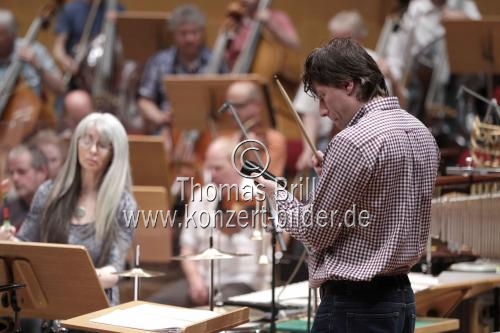 Amerikanische Dirigent Kristjan Järvi leitet das MDR Sinfonieorchester in Begleitung der btitischen Percussionistin Evelyn Glennie und der britischen Pianistin Joanna MacGregor in der Philharmonie Köln (&copy; Thomas Brill)