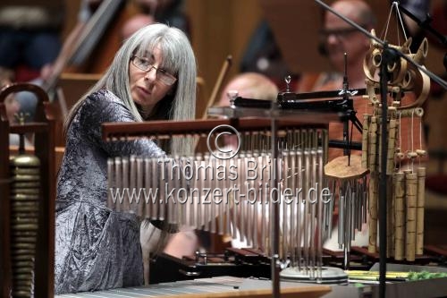 Amerikanische Dirigent Kristjan Järvi leitet das MDR Sinfonieorchester in Begleitung der btitischen Percussionistin Evelyn Glennie und der britischen Pianistin Joanna MacGregor in der Philharmonie Köln (© Thomas Brill)