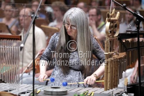 Amerikanische Dirigent Kristjan Järvi leitet das MDR Sinfonieorchester in Begleitung der btitischen Percussionistin Evelyn Glennie und der britischen Pianistin Joanna MacGregor in der Philharmonie Köln (© Thomas Brill)