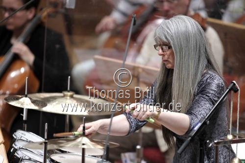 Amerikanische Dirigent Kristjan Järvi leitet das MDR Sinfonieorchester in Begleitung der btitischen Percussionistin Evelyn Glennie und der britischen Pianistin Joanna MacGregor in der Philharmonie Köln (© Thomas Brill)