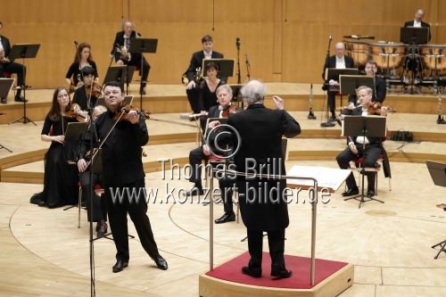Israelische Violinist Vadim Gluzman gastiert in Begleitung des WDR Sinfonieorchester unter der Leitung des deutschen Dirigenten Marek Janowski in der Kölner Philharmonie (&copy; Thomas Brill)