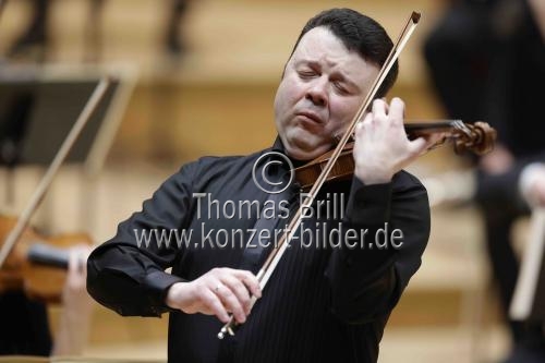 Israelische Violinist Vadim Gluzman gastiert in Begleitung des WDR Sinfonieorchester unter der Leitung des deutschen Dirigenten Marek Janowski in der Kölner Philharmonie (&copy; Thomas Brill)