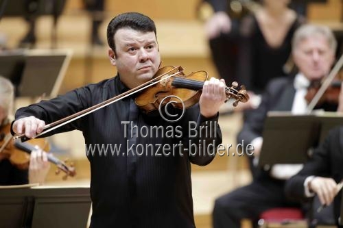 Israelische Violinist Vadim Gluzman gastiert in Begleitung des WDR Sinfonieorchester unter der Leitung des deutschen Dirigenten Marek Janowski in der Kölner Philharmonie (© Thomas Brill)