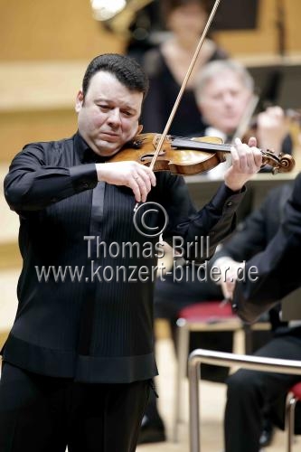 Israelische Violinist Vadim Gluzman gastiert in Begleitung des WDR Sinfonieorchester unter der Leitung des deutschen Dirigenten Marek Janowski in der Kölner Philharmonie (&copy; Thomas Brill)