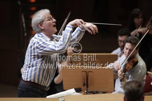 Deutsche Dirigent Reinhard Goebel leitet das Kölner Kammerorchester in der Philharmonie Köln (© Thomas Brill)