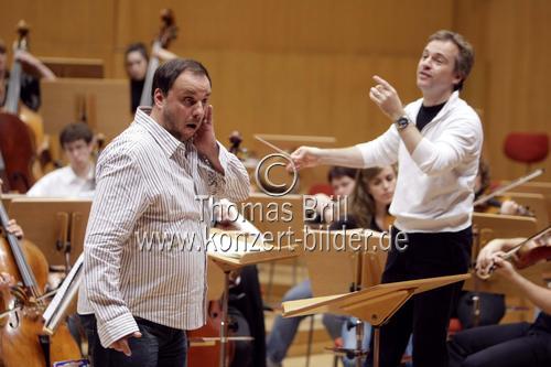 Deutsche Bariton Matthias Goerne begleitet das Gustav Mahler Jugendorchester unter der Leitung des englischen Dirigenten Jonathan Nott in der Philharmonie Köln (© Thomas Brill)