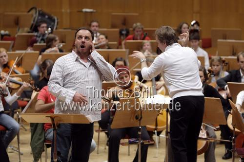 Deutsche Bariton Matthias Goerne begleitet das Gustav Mahler Jugendorchester unter der Leitung des englischen Dirigenten Jonathan Nott in der Philharmonie Köln (© Thomas Brill)