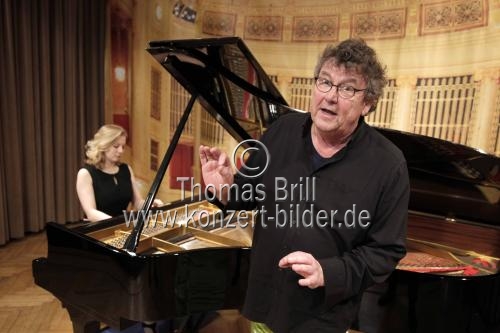 Deutsche Rezitator Lutz Görner gastiert in Begleitung der deutschen Pianistin Nadia Singer auf seiner 
