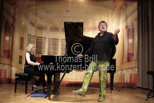 Deutsche Rezitator Lutz Görner gastiert in Begleitung der deutschen Pianistin Nadia Singer auf seiner 