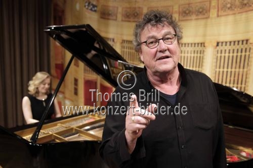 Deutsche Rezitator Lutz Görner gastiert in Begleitung der deutschen Pianistin Nadia Singer auf seiner 