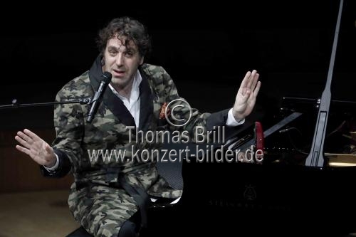 Kanadischer Musiker Chilly Gonzales gastiert in Begleitung des Kaiser Quartet in der Philharmonie Köln (© Thomas Brill)