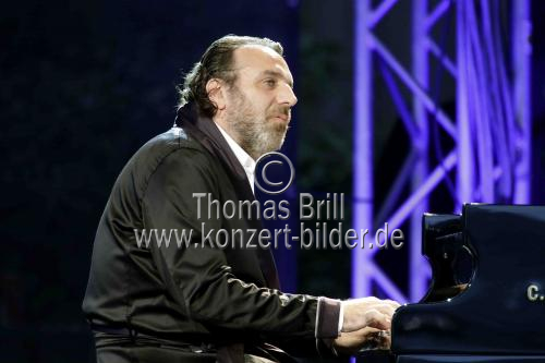 Kanadischer Musiker Chilly Gonzales gastiert mit Stella Le Page am Cello auf seiner 