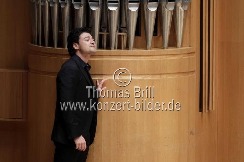 Italienische Tenor Vittorio Grigolo gastiert in Begleitung der Slowakische Sinfonietta unter der Leitung des itanienischen Dirigenten Daniele Rustioni in der Philharmonie Köln (&copy; Thomas Brill)