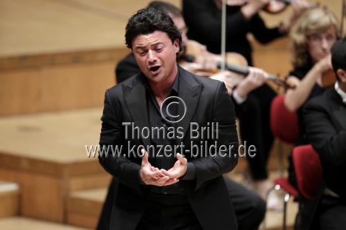 Italienische Tenor Vittorio Grigolo gastiert in Begleitung der Slowakische Sinfonietta unter der Leitung des itanienischen Dirigenten Daniele Rustioni in der Philharmonie Köln (&copy; Thomas Brill)