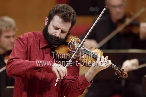 Russischer Violinist Ilya Gringolts gastiert in Begleitung das Münchener Kammerorchester unter der Leitung des deutschen Dirigenten Clemens Schuldt in der Philharmonie Köln (&copy; Thomas Brill)