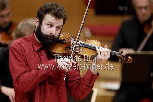 Russischer Violinist Ilya Gringolts gastiert in Begleitung das Münchener Kammerorchester unter der Leitung des deutschen Dirigenten Clemens Schuldt in der Philharmonie Köln (© Thomas Brill)