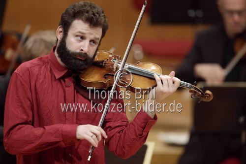 Russischer Violinist Ilya Gringolts gastiert in Begleitung das Münchener Kammerorchester unter der Leitung des deutschen Dirigenten Clemens Schuldt in der Philharmonie Köln (© Thomas Brill)