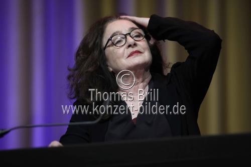Deutsche Schauspielerinnen Hannelore Hoger und Mechthild Großmann beschäftigen sich mit der Tradition des schwarzen Humors in der Literatur in der Stadthalle Köln-Mülheim Köln (© Thomas Brill)