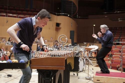 Österreichische Multiperkussionist Martin Grubinger begleitet das Gürzenich-Orchester Köln unter der Leitung des deutschen Dirigenten Markus Stenz in der Philharmonie Köln (&copy; Thomas Brill)