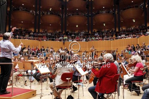 Deutsche Dirigent Markus Stenz leitet das Gürzenich-Orchester Köln in der Philharmonie Köln (&copy; Thomas Brill)