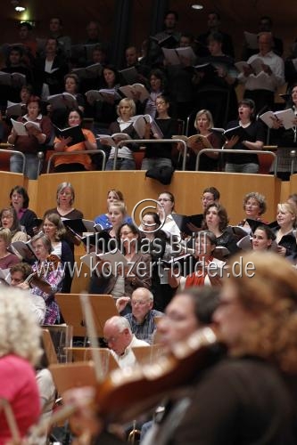 Deutsche Dirigent Markus Stenz leitet das Gürzenich-Orchester Köln in der Philharmonie Köln (&copy; Thomas Brill)
