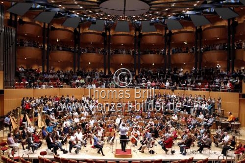 Deutsche Dirigent Markus Stenz leitet das Gürzenich-Orchester Köln in der Philharmonie Köln (&copy; Thomas Brill)
