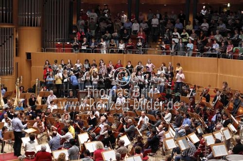 Deutsche Dirigent Markus Stenz leitet das Gürzenich-Orchester Köln in der Philharmonie Köln (&copy; Thomas Brill)