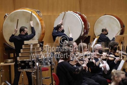 Deutsche Percussionistin Vivi Vassileva gastiert in Begleitung das Gürzenich-Orchester Köln unter der Leitung der Dirigentin Elim Chan in der Kölner Philharmonie (&copy; Thomas Brill)