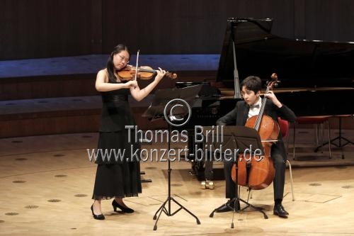 Deutsche Violinistin Linda Guo und der deutsche Violoncellist Manuel Lipstein gastieren beim Konzert der Bundespreisträger aus NRW  Jugend musiziert in der Philharmonie Köln auf (&copy; Thomas Brill)
