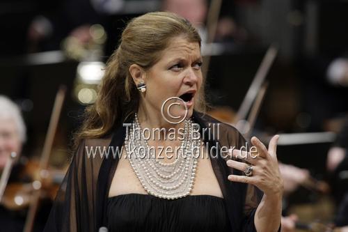 Deutscher Dirigent Markus Stenz leitet das Gürzenich-Orchester Köln in Begleitung der ameikanischen Sopranistin Nancy Gustafson in der Philharmonie Köln (© Thomas Brill)