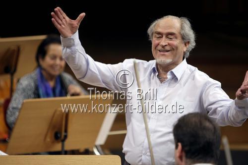 Dirigent Peter Guth leitet das Strauß-Festival-Orchester Wien in Begleitung des Vienna Waltz Project in der Philharmonie Köln (&copy; Thomas Brill)