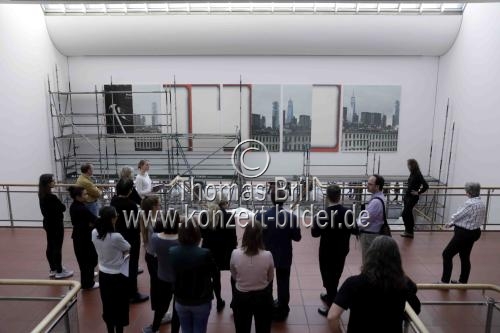 Amerikanischer Konzeptkünstler Wade Guyton eröffnet mit einer großformatigen Wandarbeit die Projektreihe 