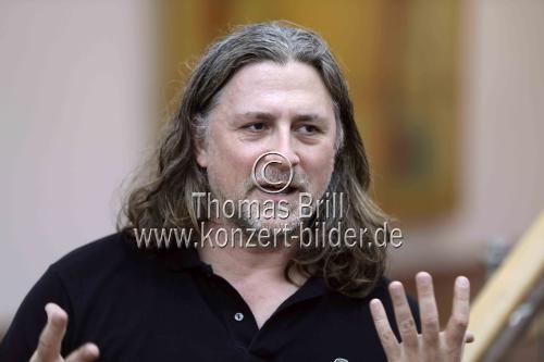 Amerikanischer Konzeptkünstler Wade Guyton eröffnet mit einer großformatigen Wandarbeit die Projektreihe 