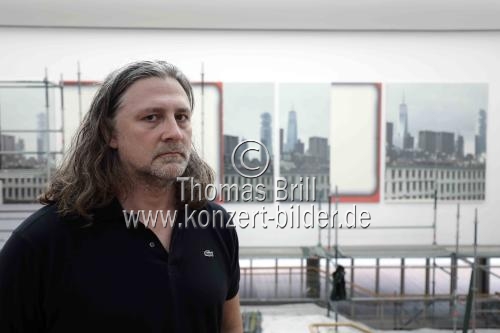 Amerikanischer Konzeptkünstler Wade Guyton eröffnet mit einer großformatigen Wandarbeit die Projektreihe 