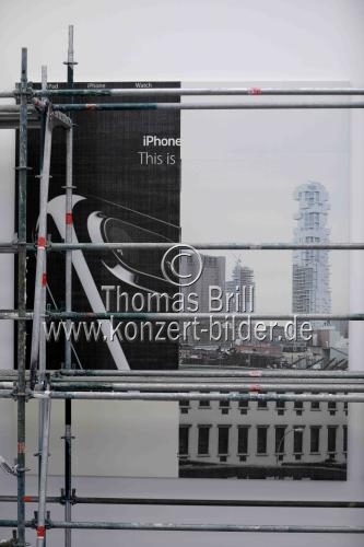 Amerikanischer Konzeptkünstler Wade Guyton eröffnet mit einer großformatigen Wandarbeit die Projektreihe 