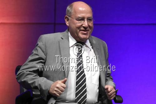 Deutsche Politiker Gregor Gysi und der Chefredakteur des Philosophie Magazin Dr. Wolfram Eilenberger diskutieren über die Frage 