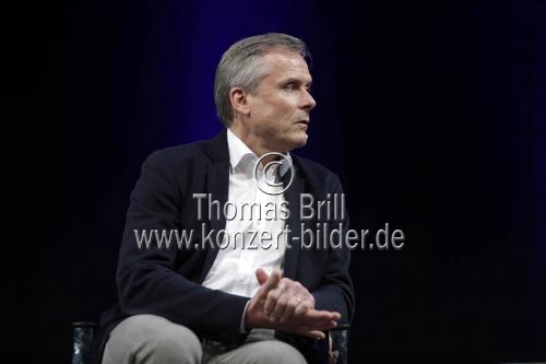 Deutscher Schriftsteller Axel Hacke und der Grünen-Politiker Boris Palmer diskutieren über den Anstand in schwierigen Zeiten im Rahmen der 18. lit.Cologne im Klaus-von-Bismarck-Saal des WDR-Funkhauses Köln (&copy; Thomas Brill)