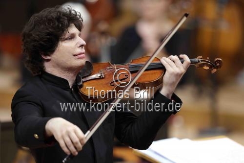 Deutsch-amerikanische Violinist Augustin Hadelich gastiert in Begleitung des WDR Sinfonieorchester Köln unter der Leitung des rumänischer Dirigenten Cristian Macelaru in der Kölner Philharmonie (© Thomas Brill)
