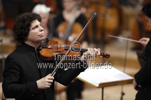 Deutsch-amerikanische Violinist Augustin Hadelich gastiert in Begleitung des WDR Sinfonieorchester Köln unter der Leitung des rumänischer Dirigenten Cristian Macelaru in der Kölner Philharmonie (&copy; Thomas Brill)