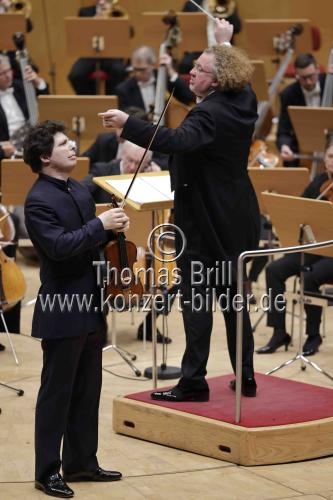 Deutsch-amerikanische Violinist Augustin Hadelich gastiert in Begleitung des WDR Sinfonieorchester Köln unter der Leitung des französischen Dirigenten Stéphane Denève in der Kölner Philharmonie (&copy; Thomas Brill)